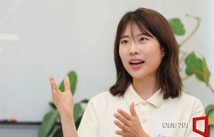 노란 수영복에 섹시한 몸매 어필하는 존예 처자