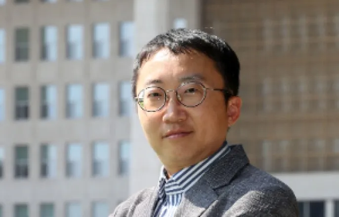 노란 수영복에 섹시한 몸매 어필하는 존예 처자