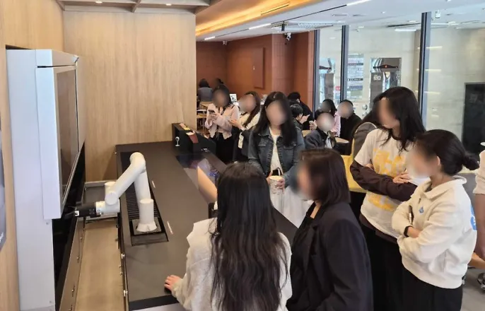 노란 수영복에 섹시한 몸매 어필하는 존예 처자