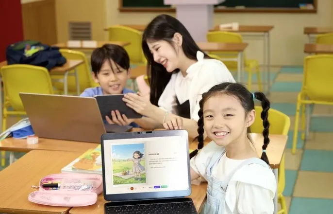 노란 수영복에 섹시한 몸매 어필하는 존예 처자