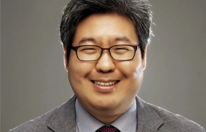 노란 수영복에 섹시한 몸매 어필하는 존예 처자