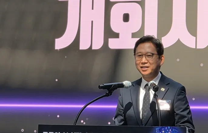 노란 수영복에 섹시한 몸매 어필하는 존예 처자