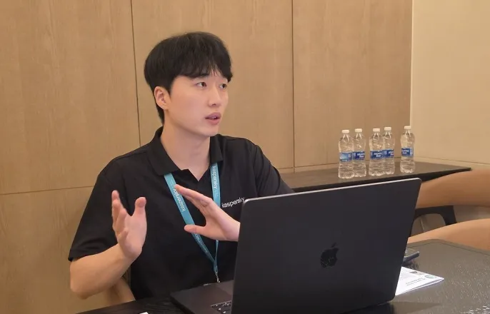 노란 수영복에 섹시한 몸매 어필하는 존예 처자