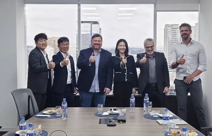노란 수영복에 섹시한 몸매 어필하는 존예 처자