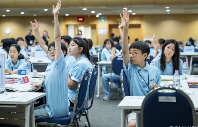 노란 수영복에 섹시한 몸매 어필하는 존예 처자