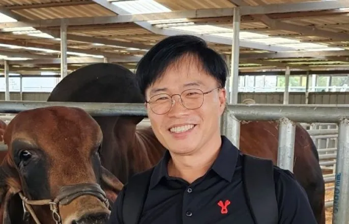 노란 수영복에 섹시한 몸매 어필하는 존예 처자
