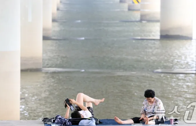 노란 수영복에 섹시한 몸매 어필하는 존예 처자