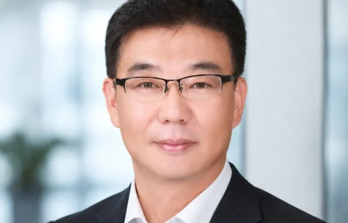 노란 수영복에 섹시한 몸매 어필하는 존예 처자