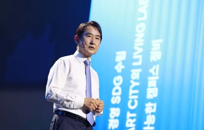 노란 수영복에 섹시한 몸매 어필하는 존예 처자