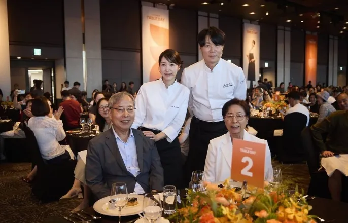 노란 수영복에 섹시한 몸매 어필하는 존예 처자
