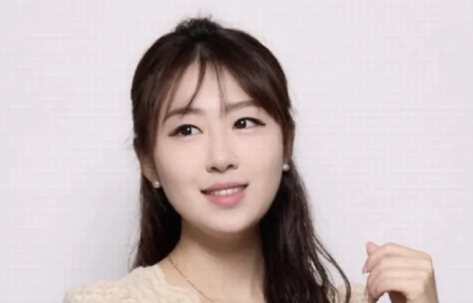 노란 수영복에 섹시한 몸매 어필하는 존예 처자