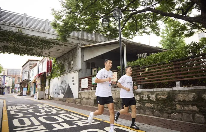 노란 수영복에 섹시한 몸매 어필하는 존예 처자