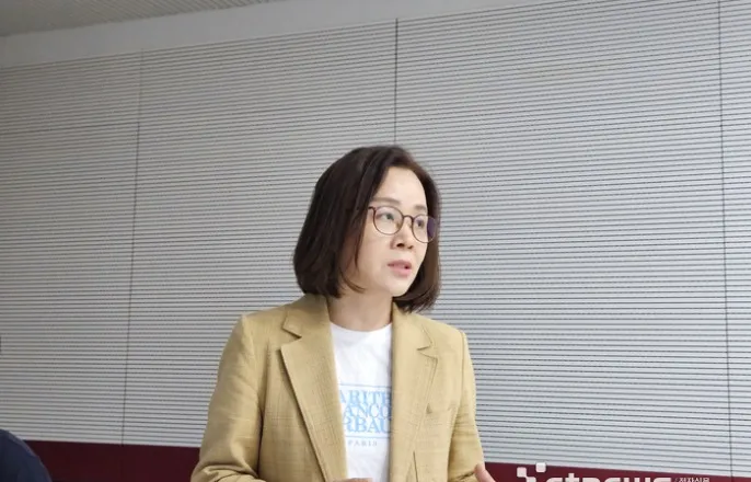 노란 수영복에 섹시한 몸매 어필하는 존예 처자