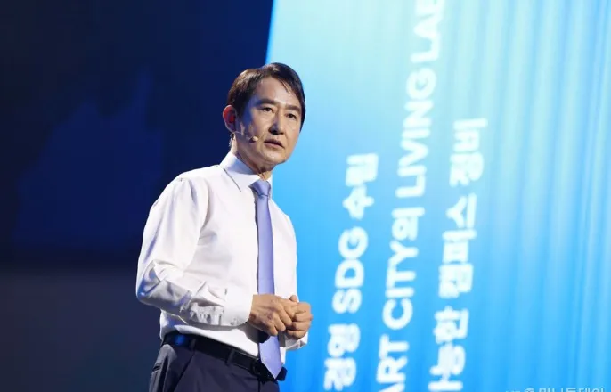 노란 수영복에 섹시한 몸매 어필하는 존예 처자