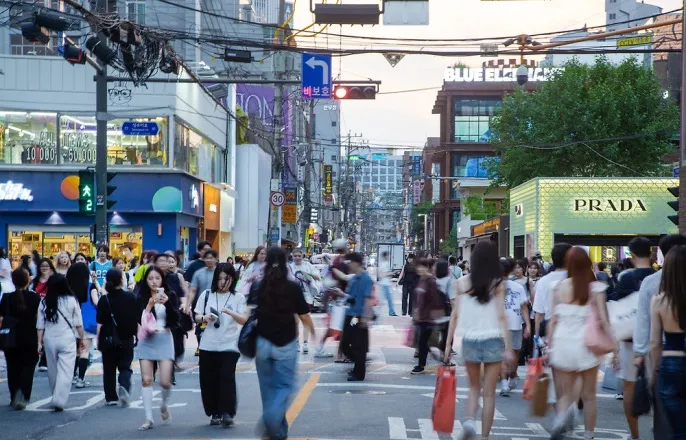 노란 수영복에 섹시한 몸매 어필하는 존예 처자