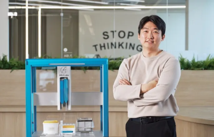 노란 수영복에 섹시한 몸매 어필하는 존예 처자