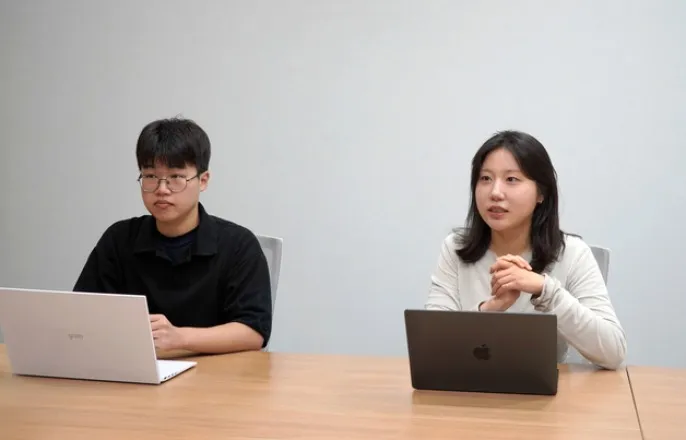 노란 수영복에 섹시한 몸매 어필하는 존예 처자