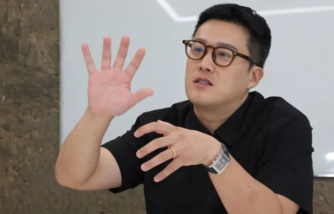 노란 수영복에 섹시한 몸매 어필하는 존예 처자