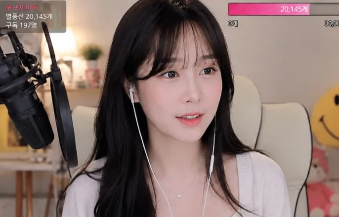 노란 수영복에 섹시한 몸매 어필하는 존예 처자