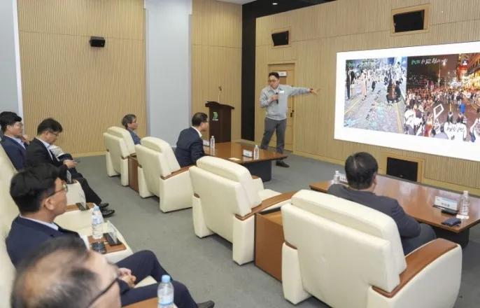 노란 수영복에 섹시한 몸매 어필하는 존예 처자