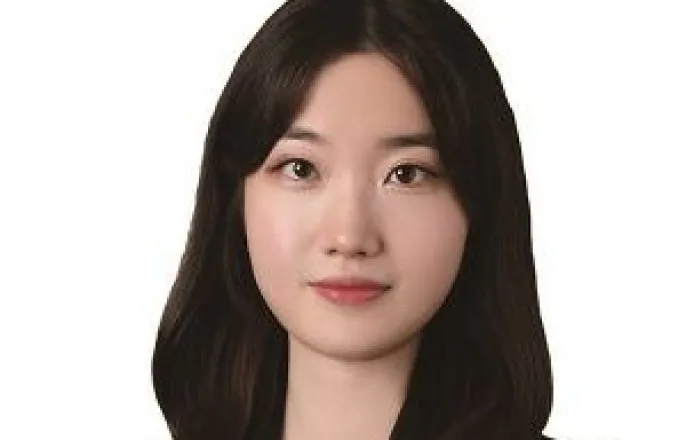 노란 수영복에 섹시한 몸매 어필하는 존예 처자
