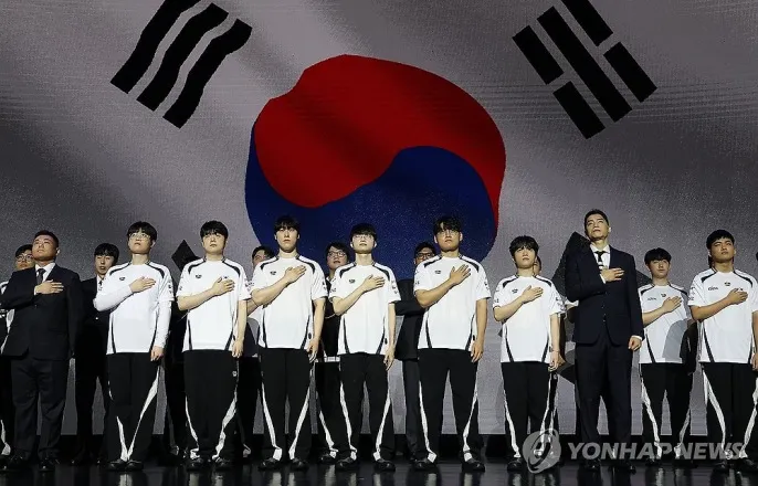 노란 수영복에 섹시한 몸매 어필하는 존예 처자