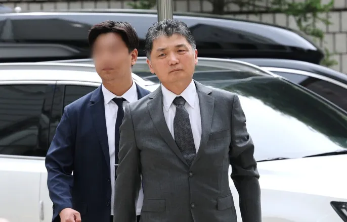 노란 수영복에 섹시한 몸매 어필하는 존예 처자