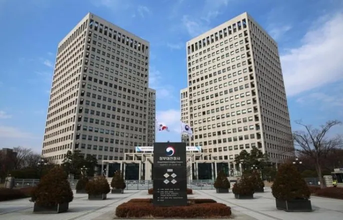 노란 수영복에 섹시한 몸매 어필하는 존예 처자