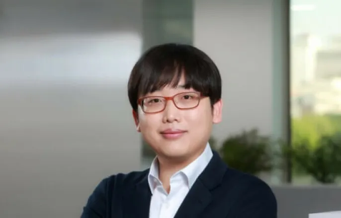 노란 수영복에 섹시한 몸매 어필하는 존예 처자