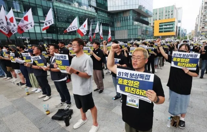 노란 수영복에 섹시한 몸매 어필하는 존예 처자