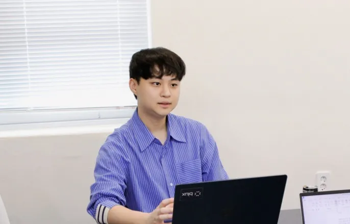노란 수영복에 섹시한 몸매 어필하는 존예 처자