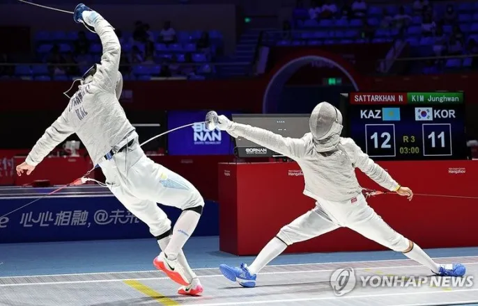 노란 수영복에 섹시한 몸매 어필하는 존예 처자