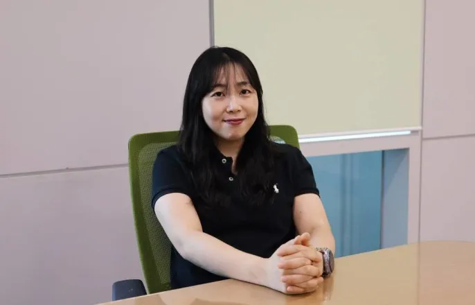 노란 수영복에 섹시한 몸매 어필하는 존예 처자