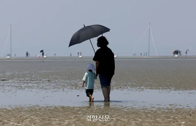 노란 수영복에 섹시한 몸매 어필하는 존예 처자