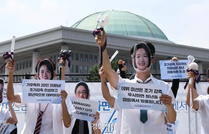 노란 수영복에 섹시한 몸매 어필하는 존예 처자