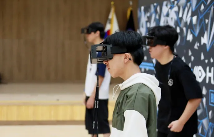 노란 수영복에 섹시한 몸매 어필하는 존예 처자