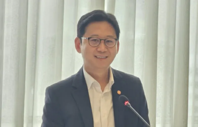 노란 수영복에 섹시한 몸매 어필하는 존예 처자