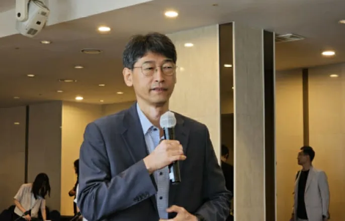 노란 수영복에 섹시한 몸매 어필하는 존예 처자