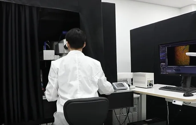 노란 수영복에 섹시한 몸매 어필하는 존예 처자