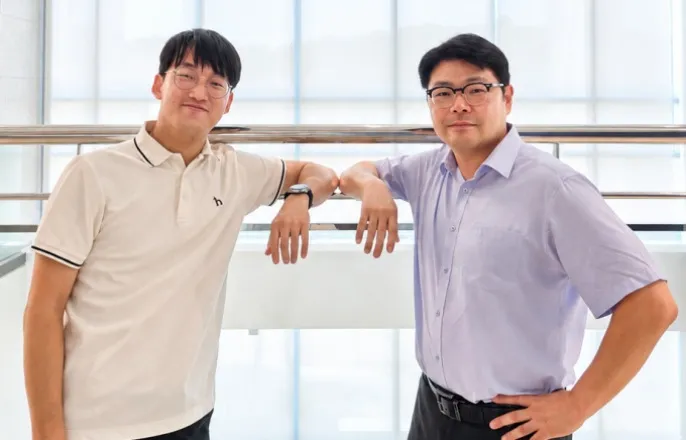 노란 수영복에 섹시한 몸매 어필하는 존예 처자