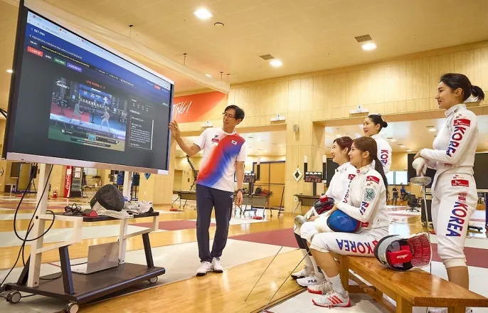 노란 수영복에 섹시한 몸매 어필하는 존예 처자