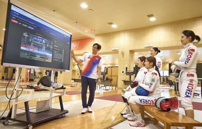 노란 수영복에 섹시한 몸매 어필하는 존예 처자