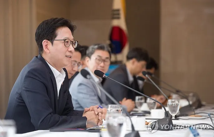 노란 수영복에 섹시한 몸매 어필하는 존예 처자