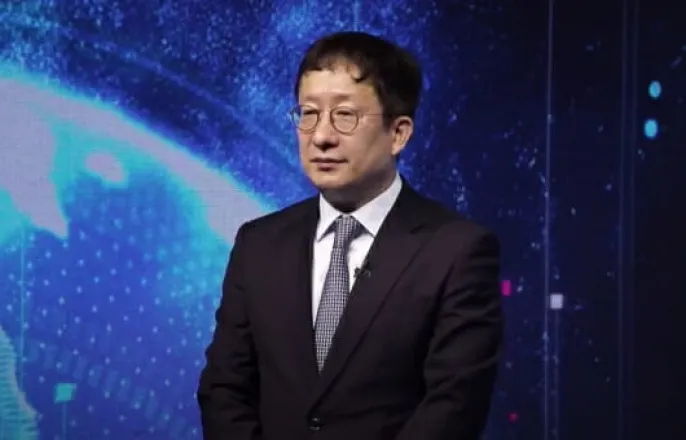 노란 수영복에 섹시한 몸매 어필하는 존예 처자