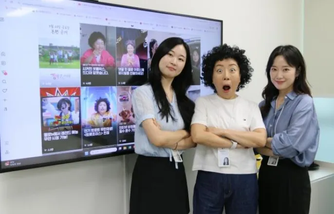 노란 수영복에 섹시한 몸매 어필하는 존예 처자