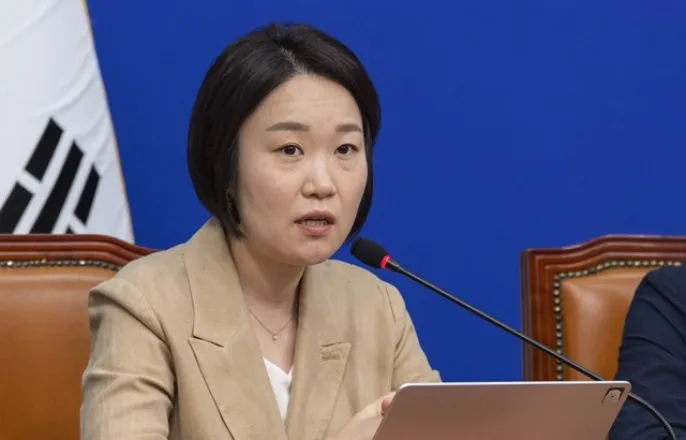 노란 수영복에 섹시한 몸매 어필하는 존예 처자