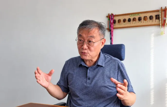 노란 수영복에 섹시한 몸매 어필하는 존예 처자