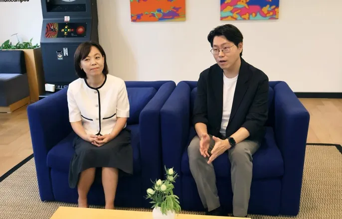 노란 수영복에 섹시한 몸매 어필하는 존예 처자