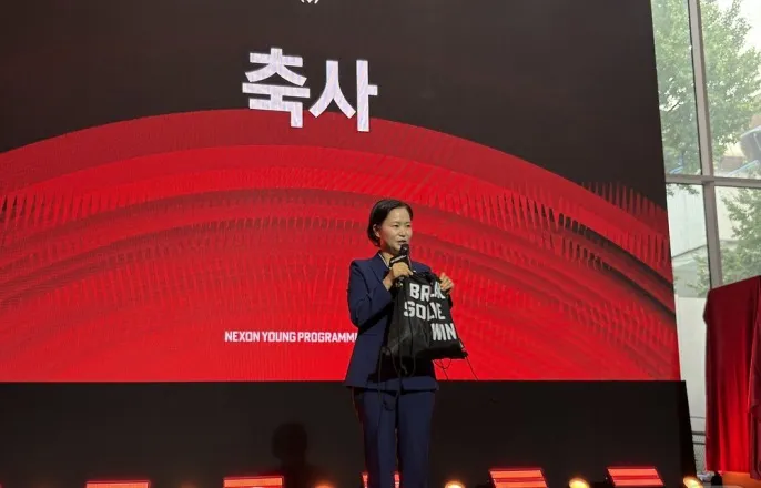 노란 수영복에 섹시한 몸매 어필하는 존예 처자