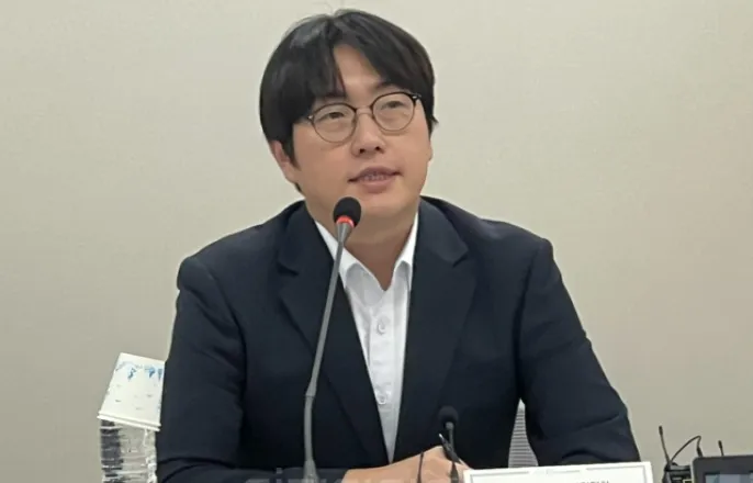 노란 수영복에 섹시한 몸매 어필하는 존예 처자